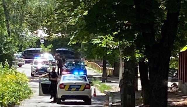 В Киеве на улице Старокиевской проверяют "заминированный" автомобиль