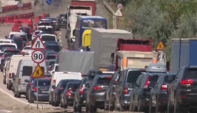 Появилось видео 20-километровых пробок на въезде к курортам Одессы