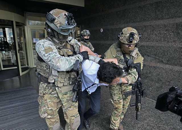 Чоловіка, який у центрі Києва захопив відділення банку, підозрюють у вчиненні теракту