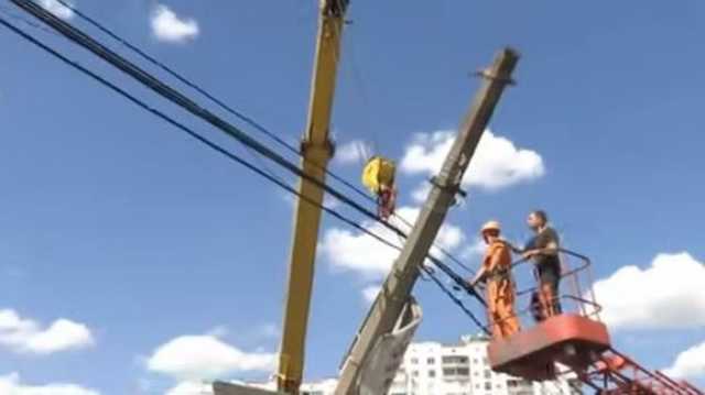 В Киеве на мосту экскаватор сбил бетонный столб