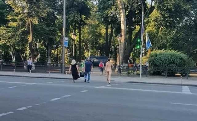 В Киеве сняли на видео голого мужчину, а его "подругу" нашли в Кременчуге