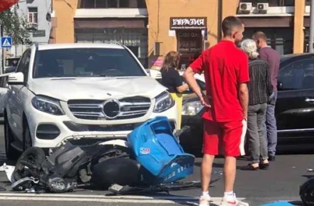 В центре Киева столкнулись два авто и скутер пиццерии Domino’s: есть пострадавший