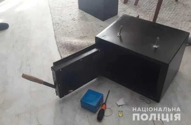 Грабитель забрал почти 8 млн грн из дома бизнесмена на Харьковщине