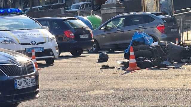 Появилось видео момента ДТП на Бессарабке в Киеве с участием курьера пиццерии