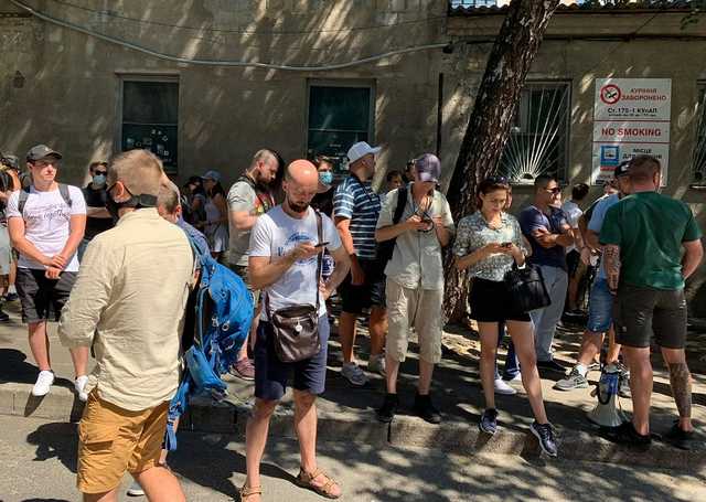 Дело Стерненко: Судья завершила заседание и сказала ждать рассмотрения заявления об отводе судей