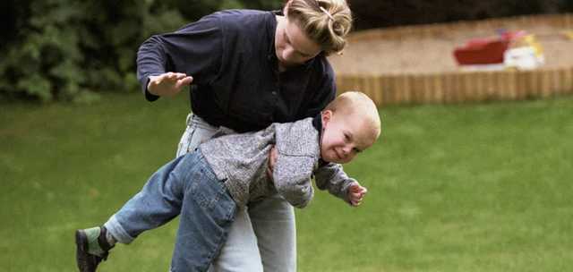 На Днепропетровщине мать ударила 2-летнего ребенка головой об асфальт: разгорелся скандал