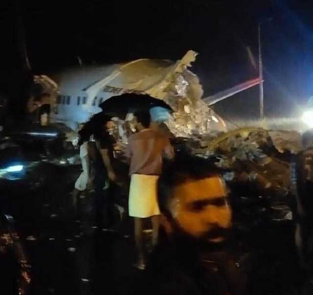 В Индии пассажирский самолет совершил жесткую посадку, есть жертвы