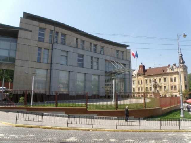 Генконсульство Польши во Львове приостанавливает прием визовых анкет: что произошло