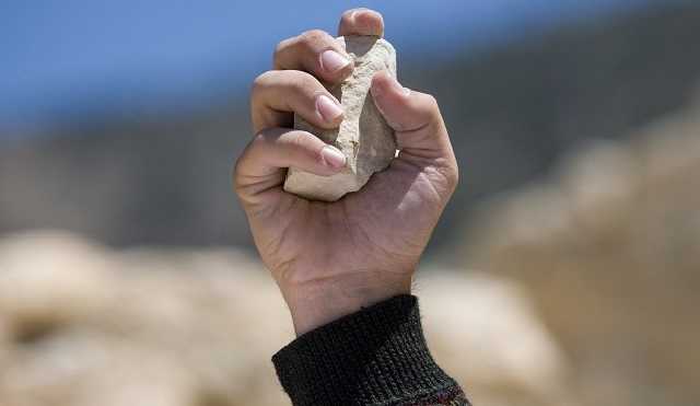 В центре Одессы неадекват под наркотиками бросал с крыши камни в прохожих