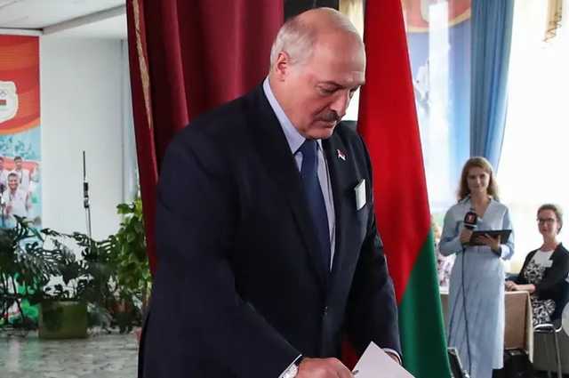 Лукашенко пришел на выборы с сыном: встречали гармошкой и цветами