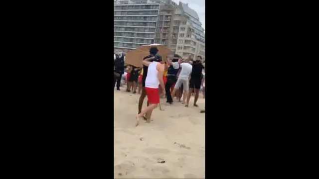 В Бельгии туристы устроили побоище на пляже, используя зонты, шезлонги и песок