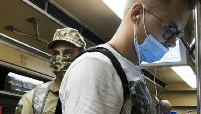 Когда инфицированный начинает выделять коронавирус: врач дал ответ