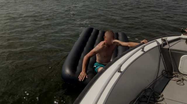 Под Николаевом парочку на надувном матрасе унесло в открытое море