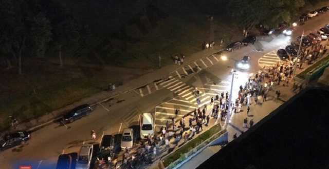 В Минске протестующие начали строить баррикады из мусорных баков