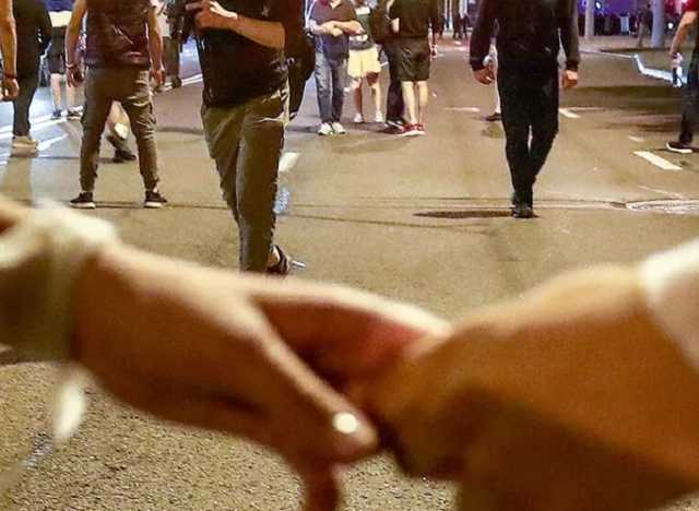 Жестокое избиение пары во время протестов в Беларуси попало на видео