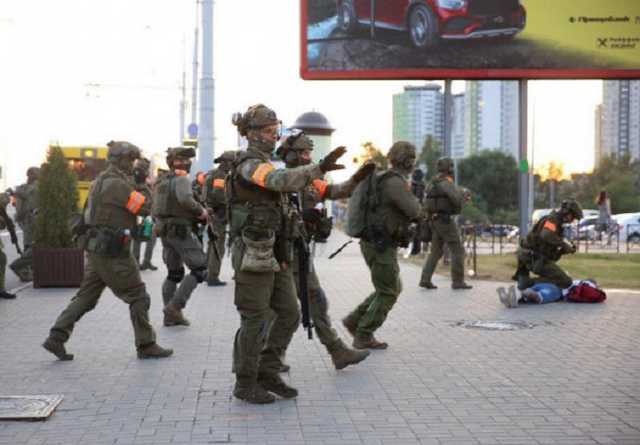 Очевидцы сообщают о стрельбе и взрывах в Минске: Лукашенко применил спецназ