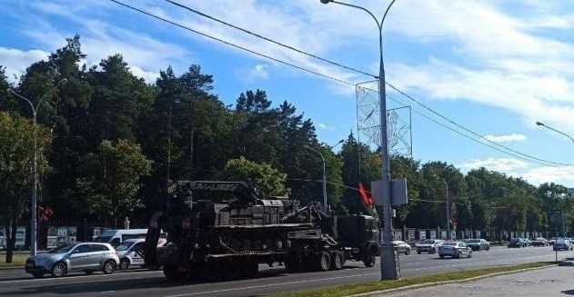 В центр Минска стянули военную технику
