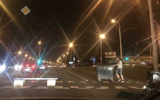 В Минске на Каменной Горке возводят баррикады, начались столкновения