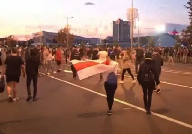 Протестующие в Беларуси поджигают машины ОМОНа