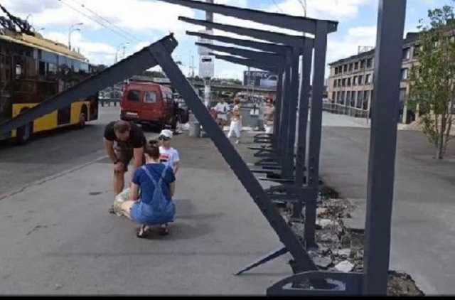 В Киеве ребенка чуть не покалечило на остановке