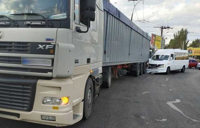 В Николаеве столкнулись фура и маршрутка