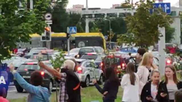 В Минске протестующие изменили тактику, блокируя дороги в центр автомайданом