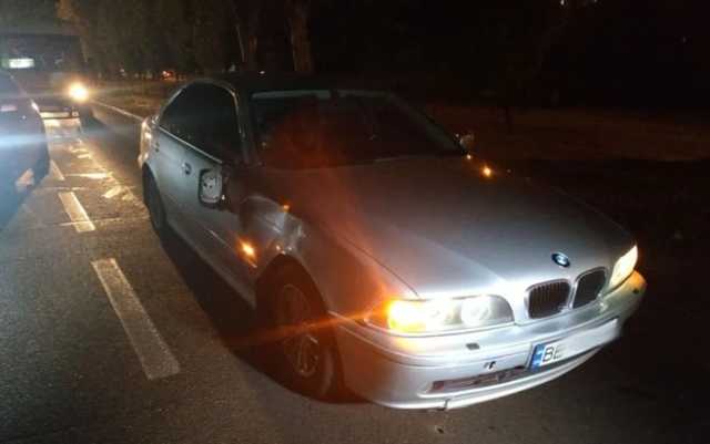В центре Николаева полицейский на BMW сбил женщину