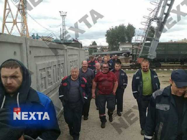 «Уходи!»: тысячи работников завода БелАЗ вышли на забастовку