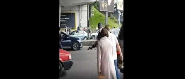 Минские милиционеры избивают задержанного и угрожают ему пистолетом