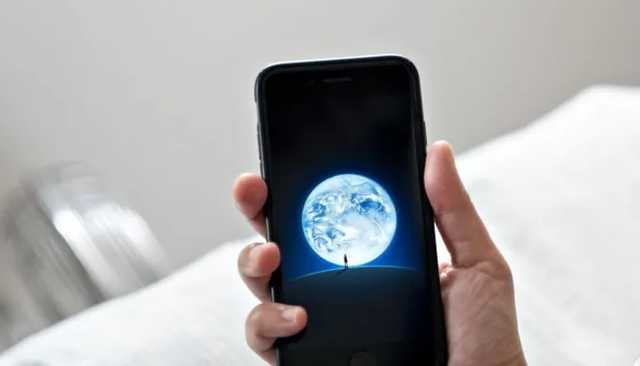 Apple      iPhone 12:  