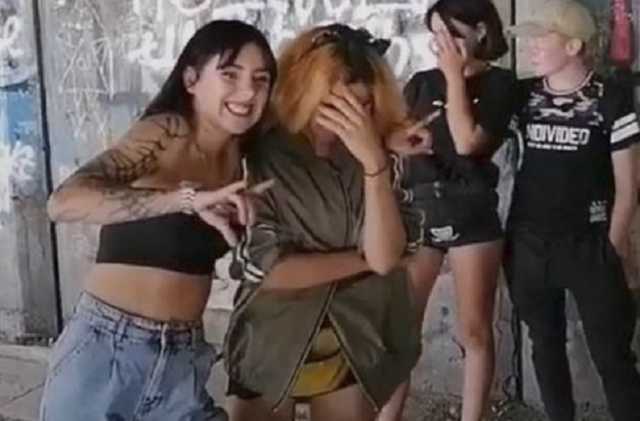 ЧП в Николаеве: в сети попало видео показательного избиения девочек подростками