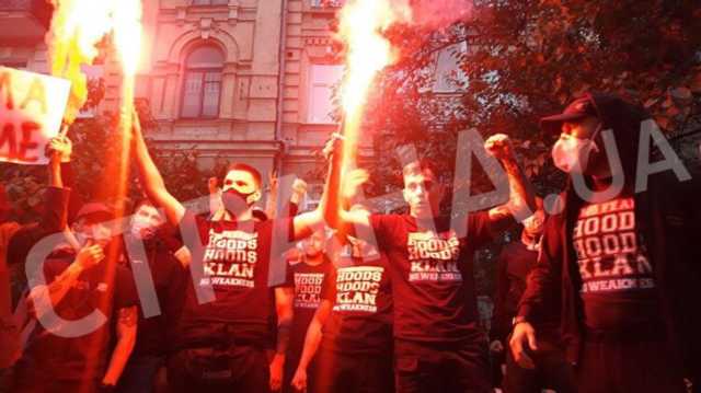 Акция у посольства Беларуси в Киеве завершилась поджиганием файеров