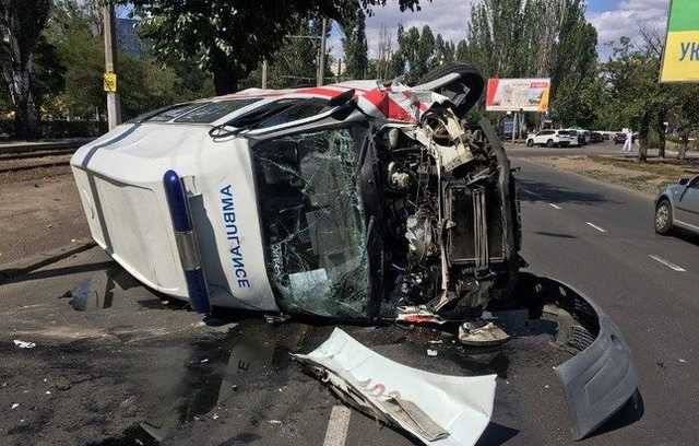 Скорая перевернулась в Одессе в результате ДТП, пострадали два человека