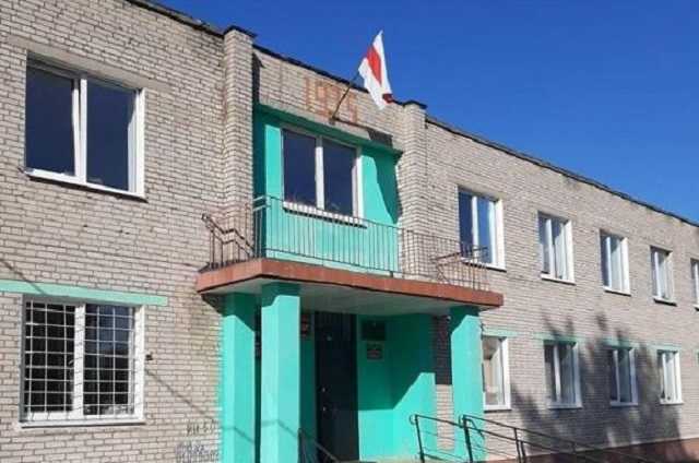 У Білорусі на адмінбудівлі вивісили біло-червоно-білий прапор