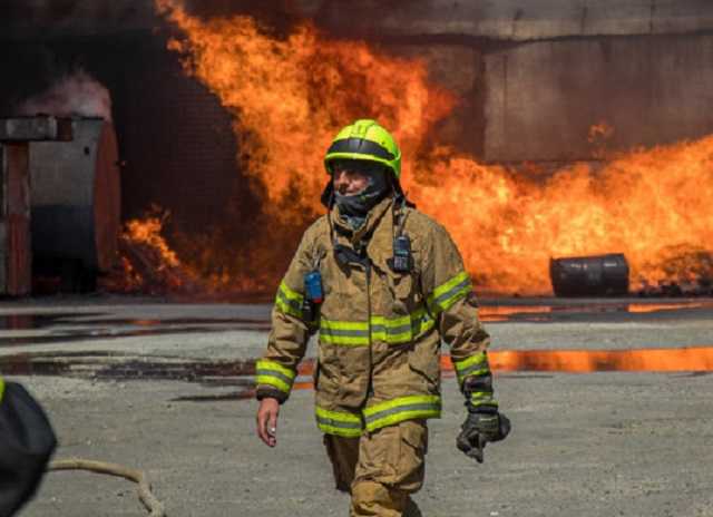В Днепре вспыхнул мощный пожар на складах с машинным маслом