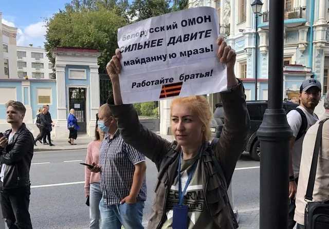 В Москве под посольством призывали белорусский ОМОН «сильнее давить майданную мразь»