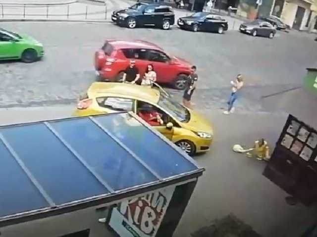 Во Львове автомобиль сбил женщину на тротуаре, а потом едва не переехал