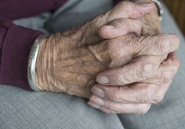 В Киеве мошенники ходили по квартирам и под видом соцработников обворовывали людей