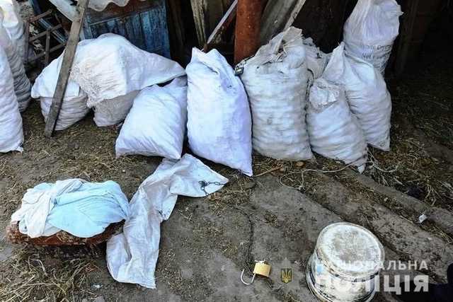 Пыталась "перевоспитать": на Виннитчине мать посадила на цепь 14-летнюю дочь