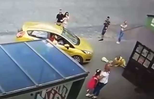 Во Львове легковушка заехала на тротуар и дважды сбила женщину на остановке