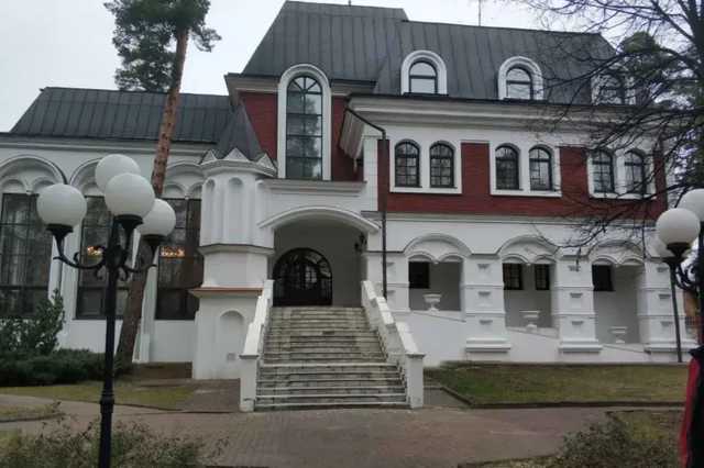 Напоминает дворец: появилось фото вероятной «дачи Лукашенко» под Москвой