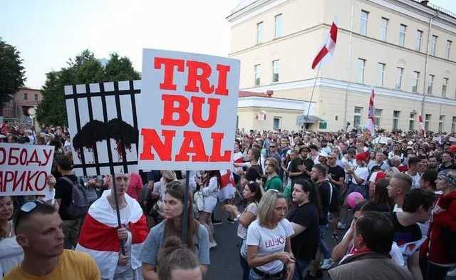 В Минске к СИЗО пришли тысячи людей. Они потребовали освободить задержанных