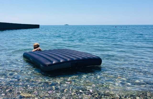 Под Одессой детей на матрасе унесло в глубь лимана