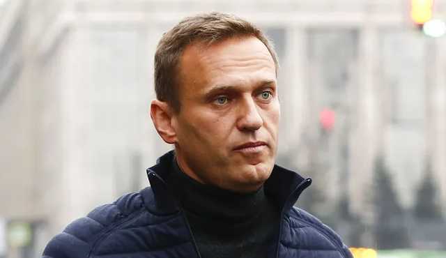 Кто принес чай Навальному в аэропорту: появилось видео с камер наблюдения