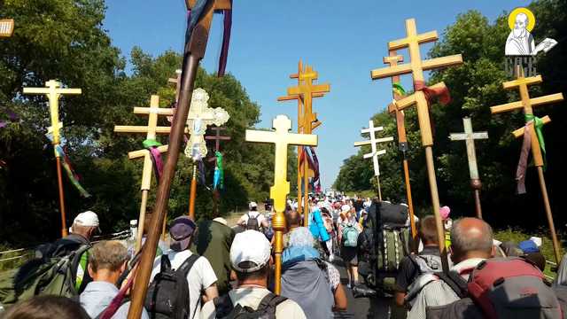 Прихожане УПЦ МП организовали многотысячный крестный ход, несмотря на карантин