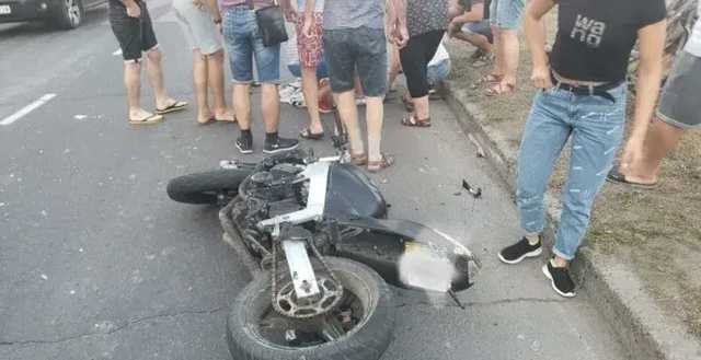 В Одессе мотоциклист сбил женщину с детьми. Его избили прохожие