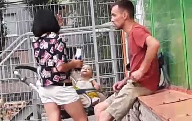 В Кривом Роге мать-алкоголичка поила маленького ребенка пивом