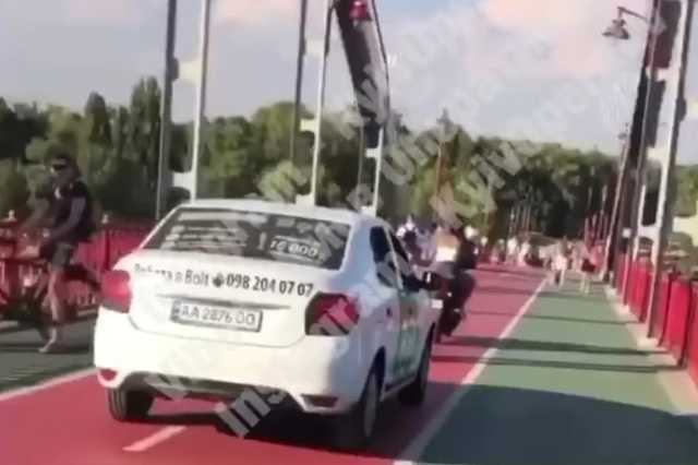 По пешеходному мосту в Киеве проехалось такси Bolt