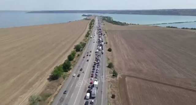 Украинцы ринулись в Одессу и заблокировали дорогу многокилометровой пробкой