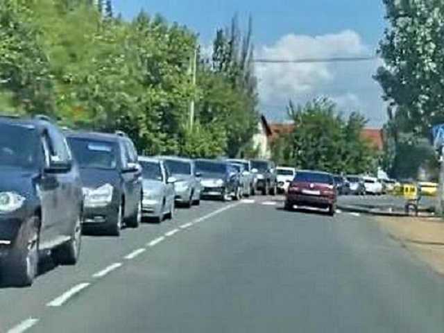 На въезде в курортную Затоку образовалась многокилометровая пробка